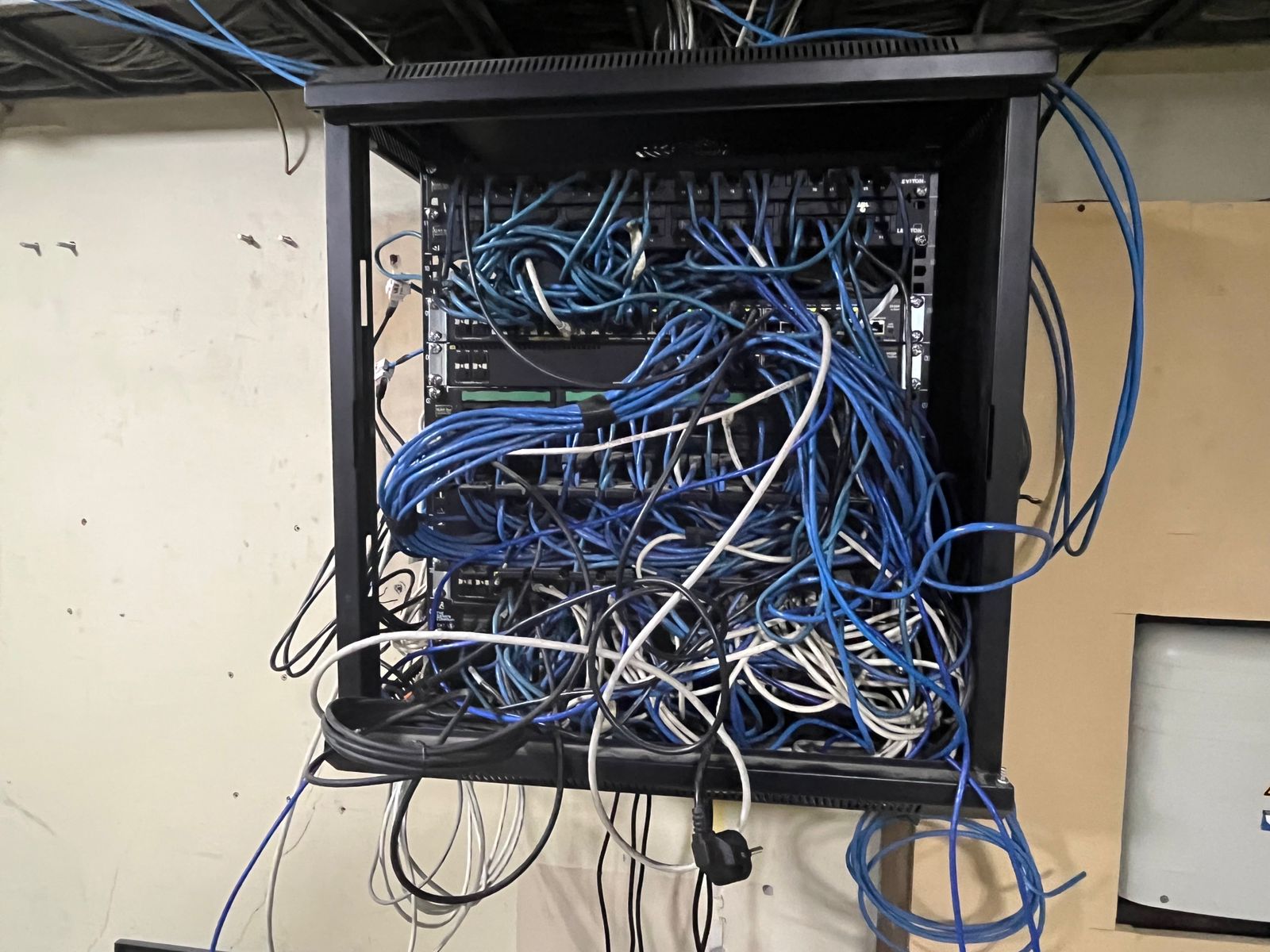 Rack desordenado antes del mantenimiento