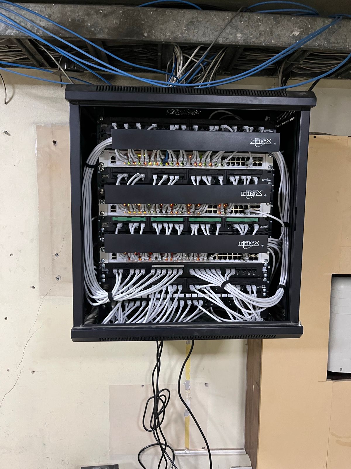 Rack ordenado y peinado despues del mantenimiento